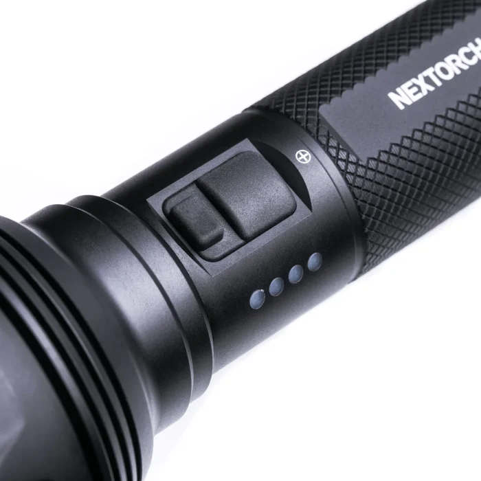 Linterna táctica de largo alcance NEXTORCH P82C – 2200 lúmenes y 1100 metros