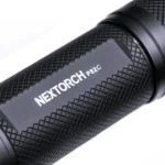 Linterna táctica de largo alcance NEXTORCH P82C – 2200 lúmenes y 1100 metros