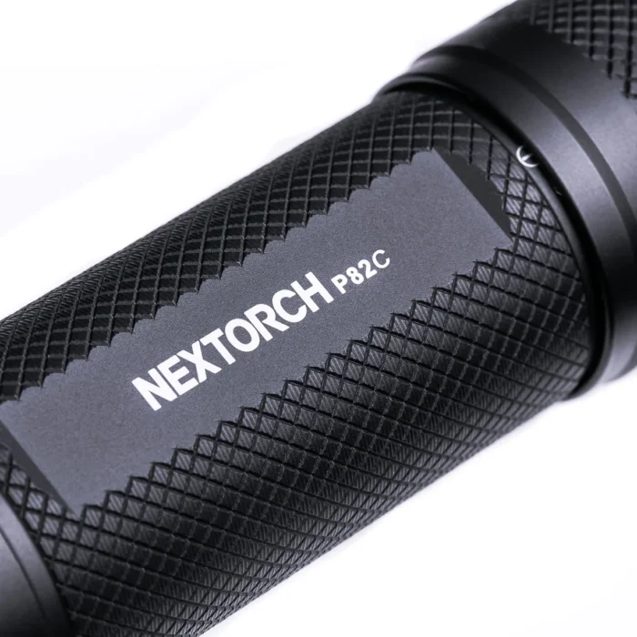 Linterna táctica de largo alcance NEXTORCH P82C – 2200 lúmenes y 1100 metros