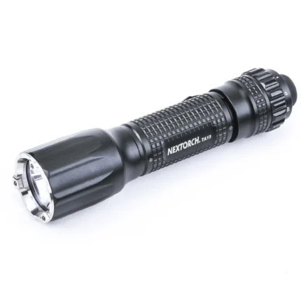 LINTERNA TÁCTICA NEXTORCH TA15 V2.0 – 700 LÚMENES, IPX8, MULTIBATERÍA – SERMIPOL