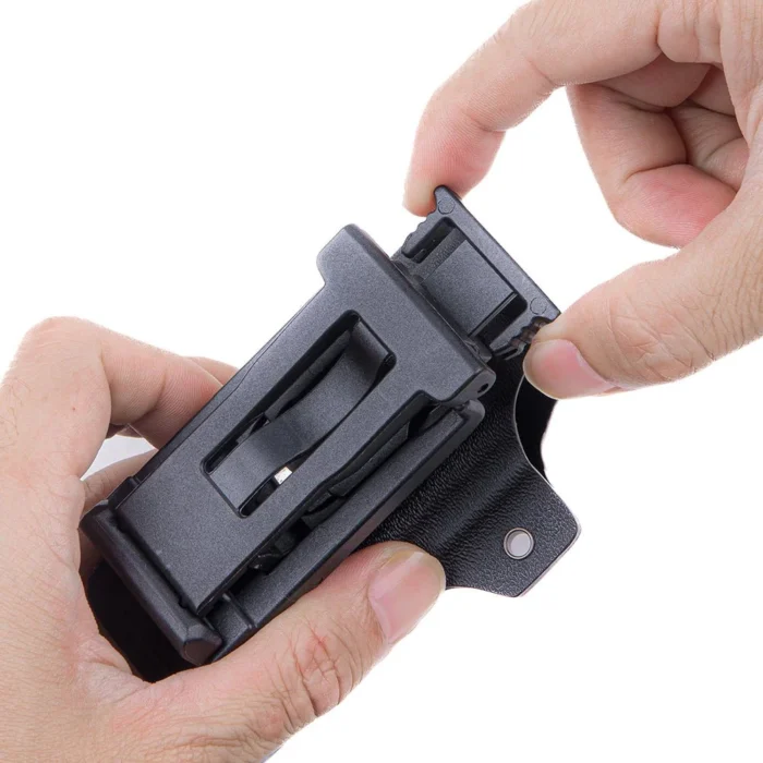 Detalle del clip giratorio 360 grados de la funda NEXTORCH V43 X-Carry